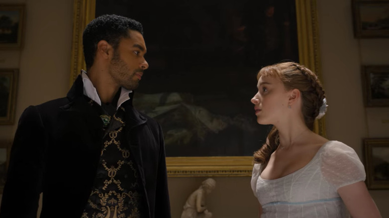 Phoebe Dynevor and Regé-Jean Page in Bridgerton