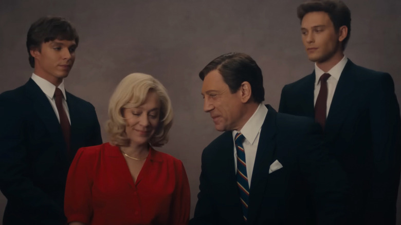 Javier Bardem e Chloe Sevigny com Nicholas Alexander Chavez e Cooper Koch em Monstros: A história de Lyle e Erik Menendez