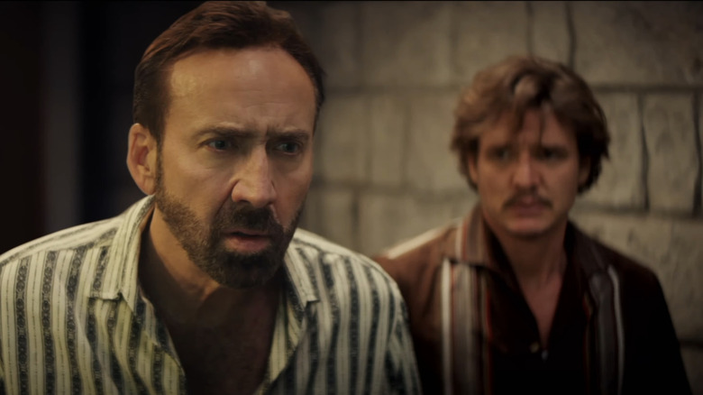 Nick Cage dari Nicolas Cage berdiri di depan Javi Gutiérrez dari Pedro Pascal dalam The Unbearable Weight of Massive Talent