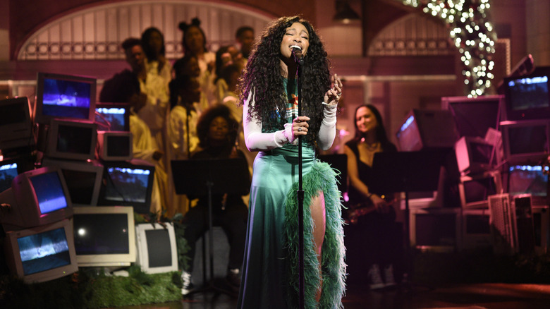 SZA performs on SNL in 2017