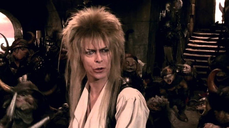 Jareth karya David Bowie tampak kesal di Labirin