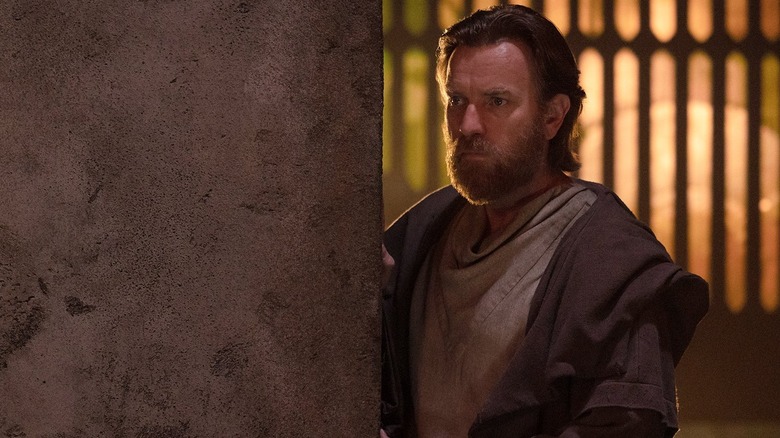 Obi-Wan hides behind pillar Disney+