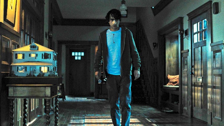 Peter Alex Wolff camina por el pasillo en Hereditary