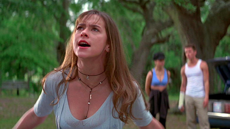 Jennifer Love Hewitt stands in the street and screams in I Know What You Did Last Summer