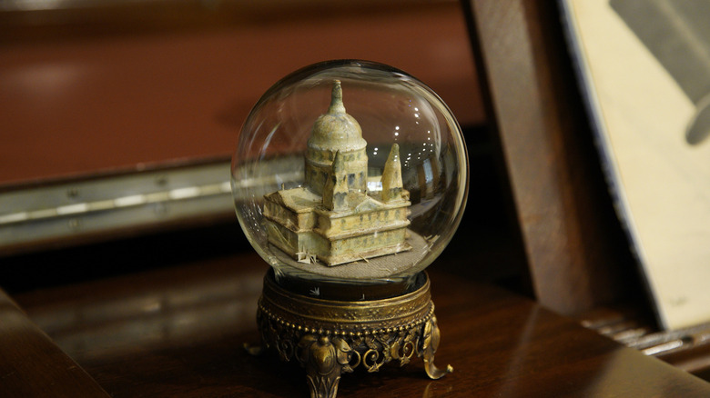 Mary Poppins' snow globe