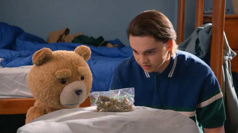 Ted e John olhando para um saco de maconha