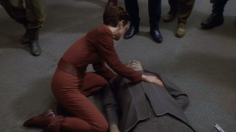 Duet Kira holding a dead Marritza in Star Trek: Deep Space Nine