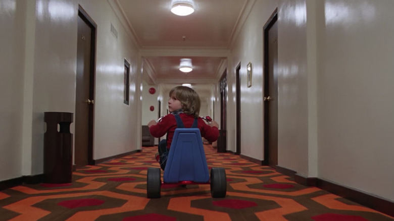 Danny Torrance andando de triciclo em The Shining