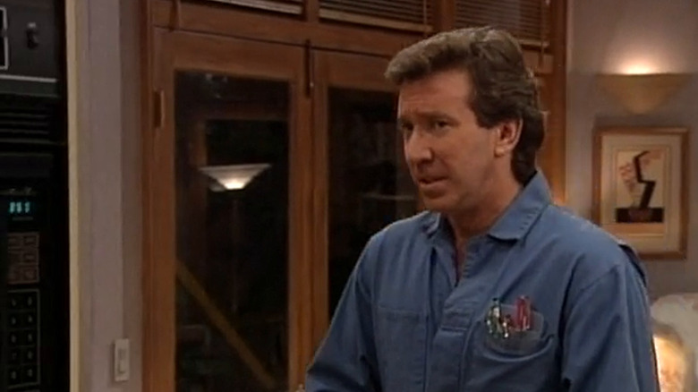 Tim Allen Tim "el trabajador" Taylor posa en su cocina en la temporada 2 de Home Improvement