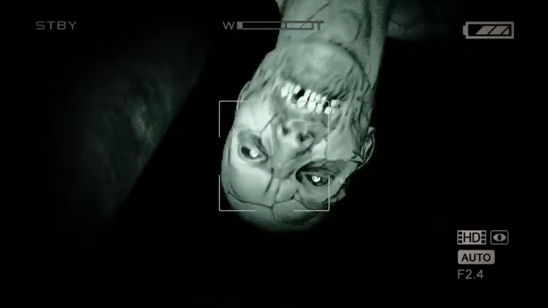 Uma variante pendurada no teto em Outlast