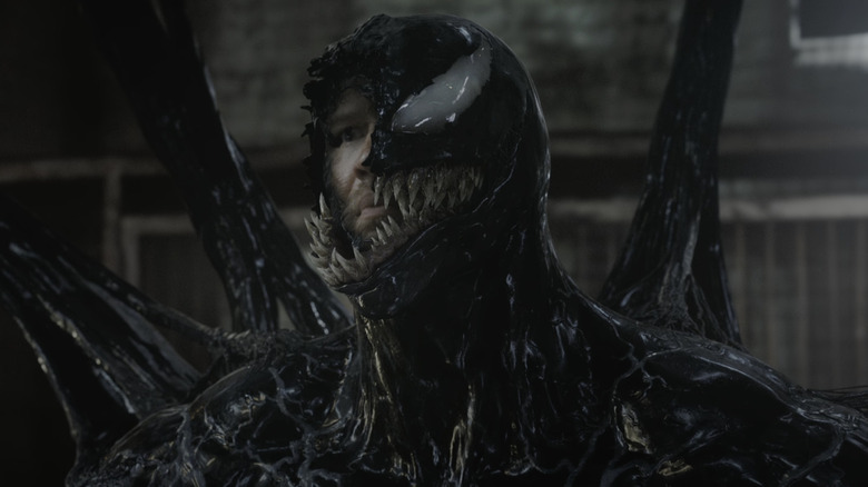 Eddie Brock de Tom Hardy se asoma desde su forma de veneno en Venom the Last Dance