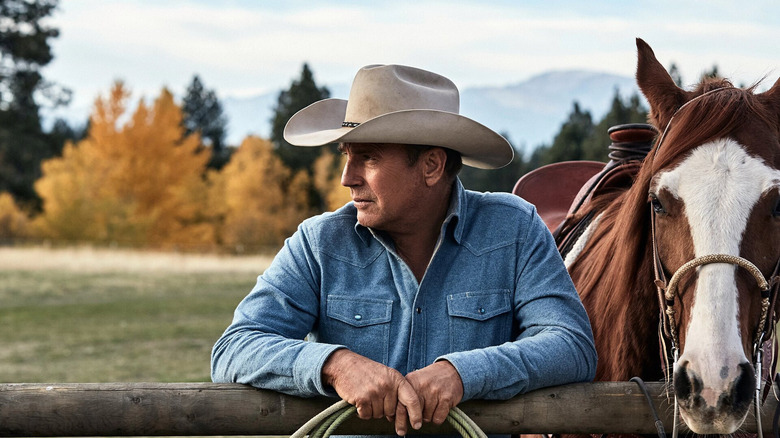 John Dutton encostado em uma cerca em Yellowstone