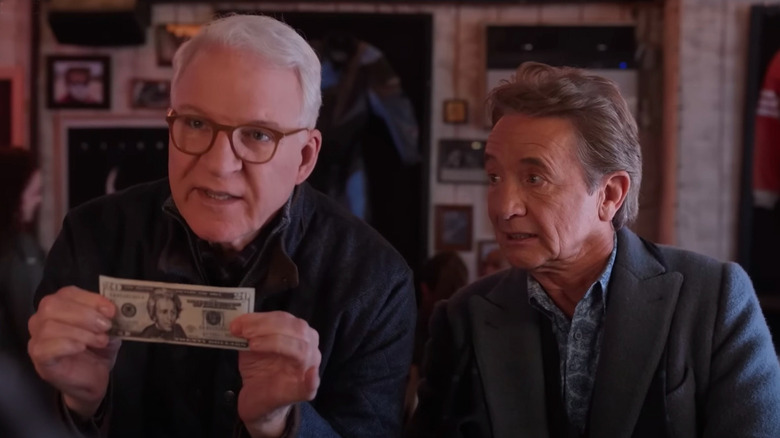 Steve Martin e Martin Short em um bar na quarta temporada de Only Murders in the Building