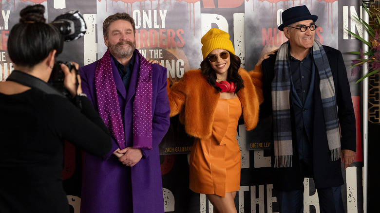 Zach Galifianakis, Eva Longoria e Eugene Levy em Only Murders in the Building temporada 4