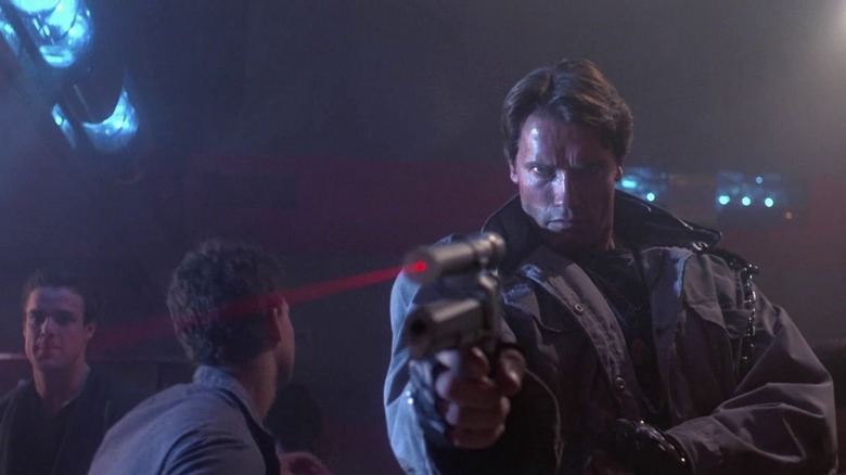 Arnold Schwarzenegger A pistola de mira laser Terminator 1984