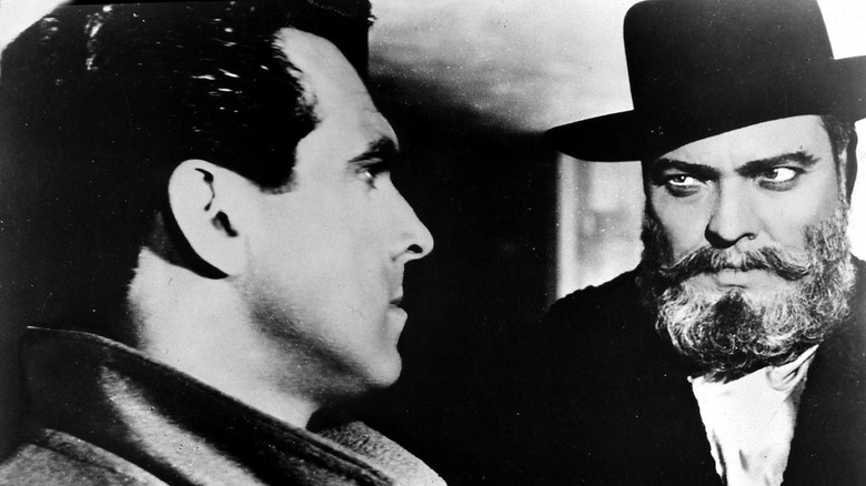 Orson Welles glares at Robert Arden