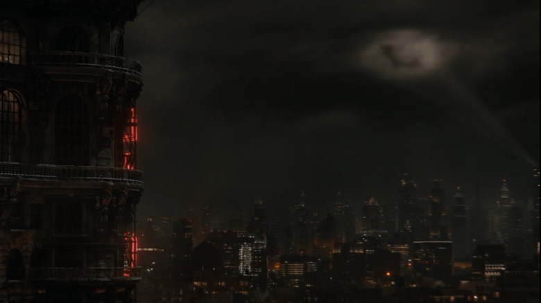 O Batsinal ilumina o horizonte de Gotham City na cena final de O Pinguim