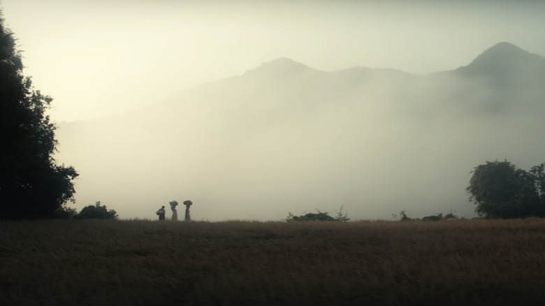 three figures walking in the distance in Pachinko