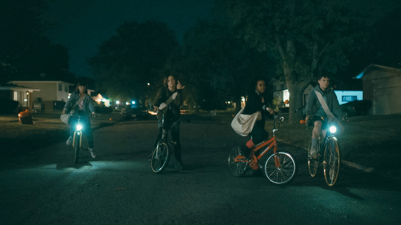 Riley Lai Nelet, Sofia Rosinsky, Camryn Jones, and Fina Strazza in Paper Girls