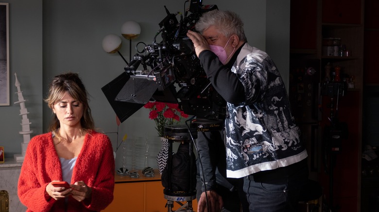 Pedro Almodóvar directs Penélope Cruz in Parallel Mothers