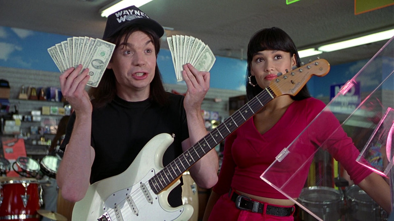 Wayne mostrando dinheiro para pagar pela guitarra em Wayne's World