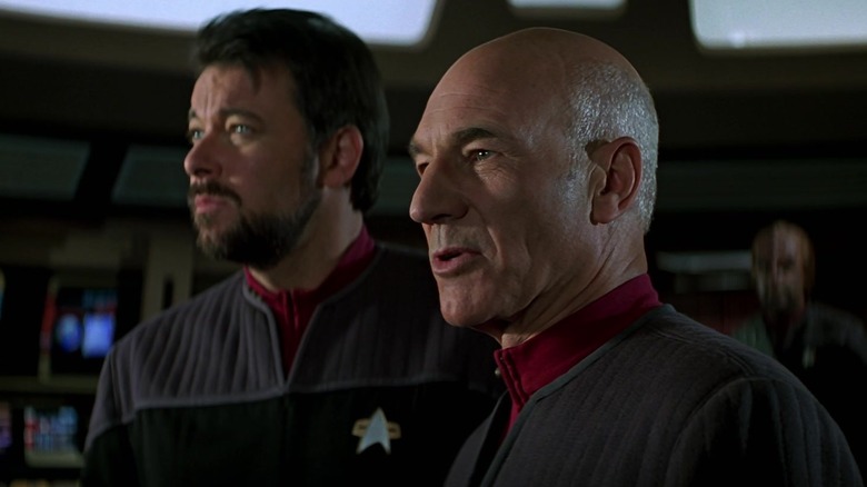 Patrick Stewart's Picard dan Jonathan Frakes 'Riker on the Bridge of the Enterprise in Star Trek: Kontak Pertama