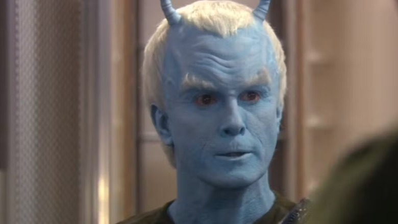 Jeffrey Combs como un Shran de aspecto serio en Star Trek: Enterprise