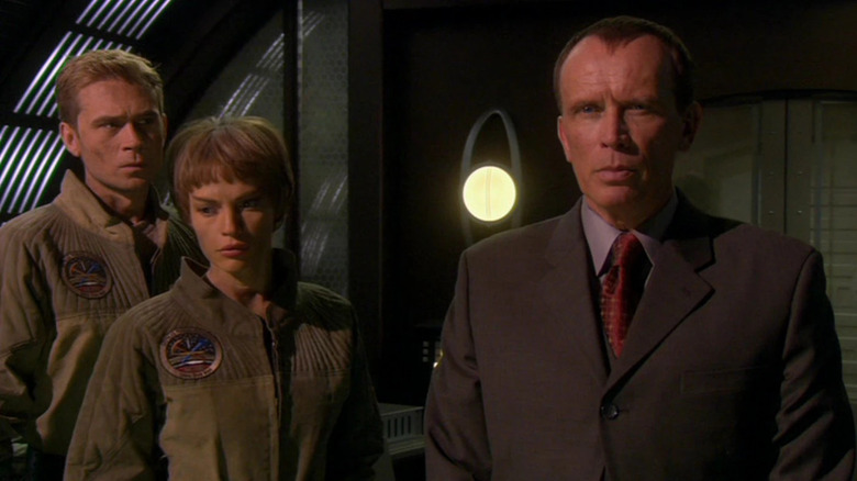 Peter Weller como John Frederick Paxton reteniendo a Tucker y T'Pol como rehenes en Star Trek: Enterprise