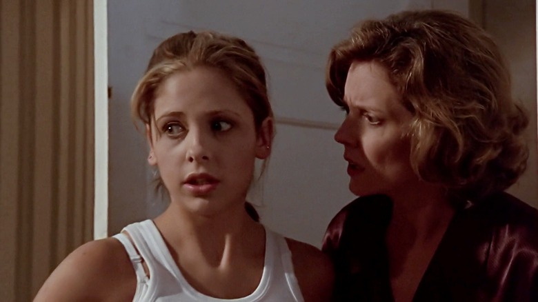 Sarah Michelle Gellar e Kristine Sutherland em Buffy, a Caçadora de Vampiros