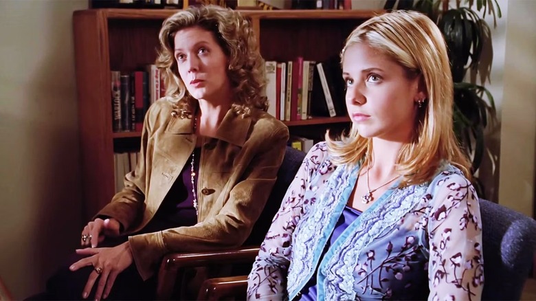 Sarah Michelle Gellar e Kristine Sutherland em Buffy, a Caçadora de Vampiros