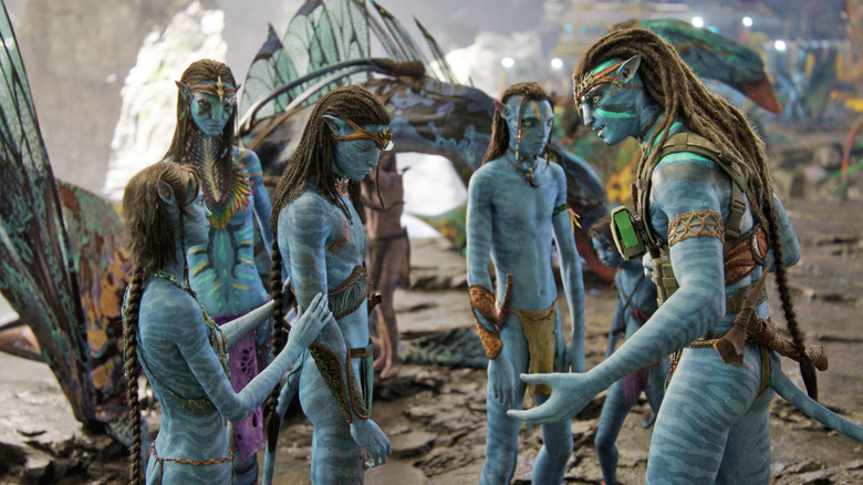 Group of Na'vi talking Avatar: The Way of Water