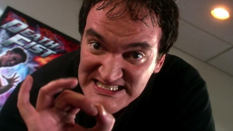 Quentin Tarantino le hace un gesto a Kermit en El mago de Oz de Los Muppets