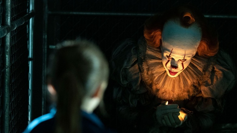 Pennywise holding light clown