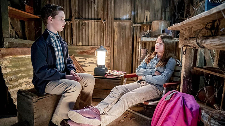 Young Sheldon, Sheldon e Missy conversando em uma cabine