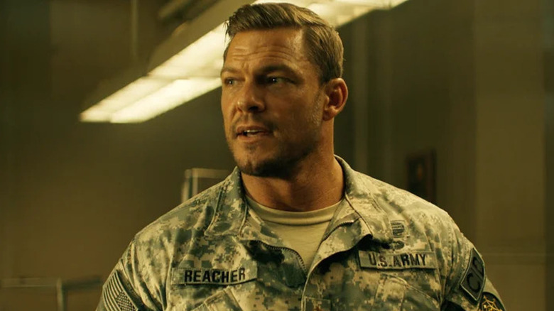 O Reacher de Alan Ritchson fica em seu uniforme do exército em Reacher