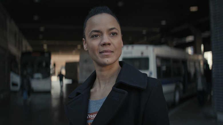 Frances Neagyy, de Maria Sten, fica em um terminal de ônibus em Reacher