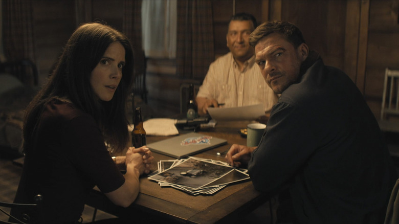 Sonya Cassidy como agente Susan Duffy, Roberto Montesinos como agente Guillermo Villanueva e Alan Ritchson enquanto Jack Reacher sentou -se em torno de uma mesa de café em Reacher