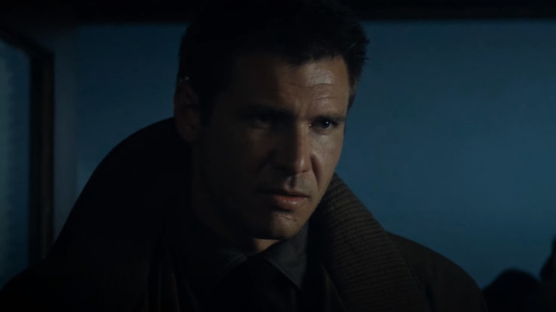 Rick Deckard mira intensamente al otro lado de la habitación en Blade Runner