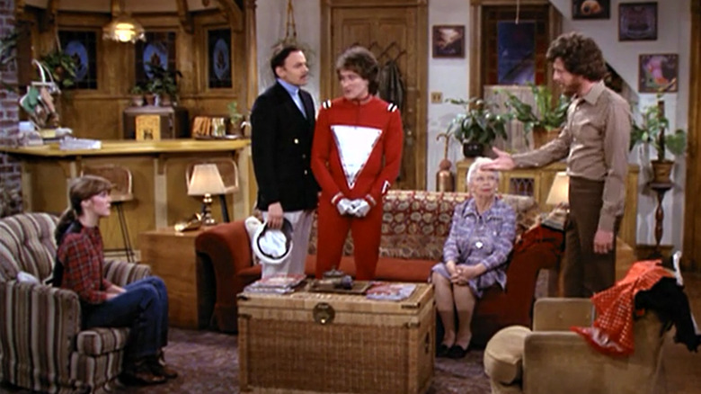 Mork talking with Mindy's family and friends