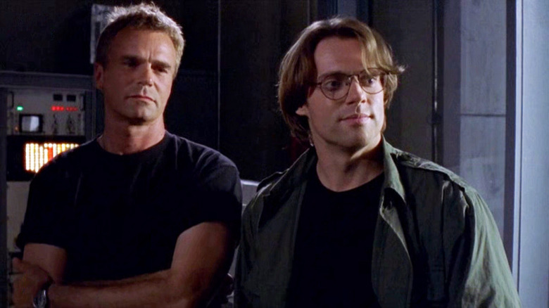 Jack O'Neill e Daniel Jackson do Stargate SG-1 parados um ao lado do outro