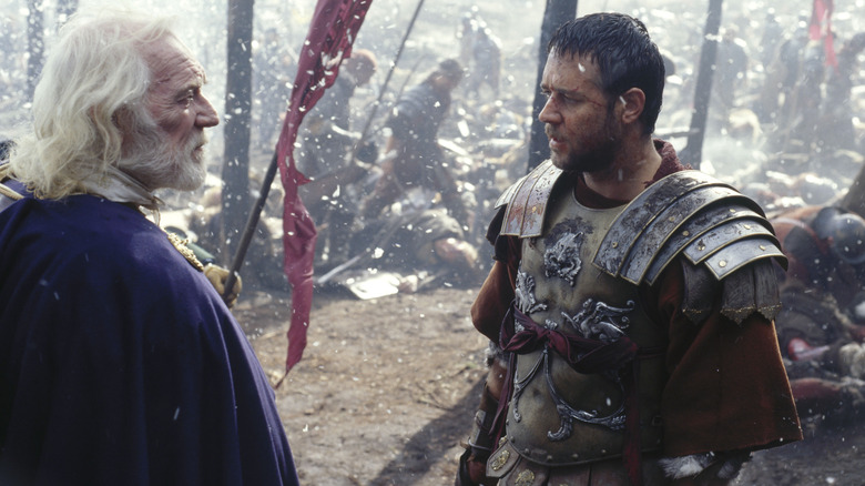 Richard Harris e Russell Crowe em Gladiador 2