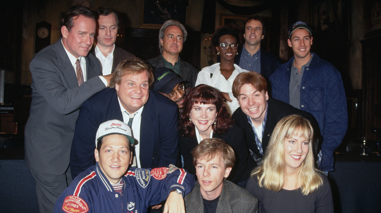 Phil Hartman, Lorne Michaels (Produtor), Ellen Kleghorne, Kevin Nealon, Adam Sandler, Chris Farley, Tim Meadows, Mike Myers, Rob Schneider e David Spade no set do Saturday Night Live