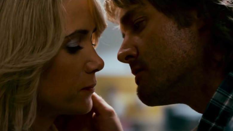 MacGruber e Vicki prestes a se beijar