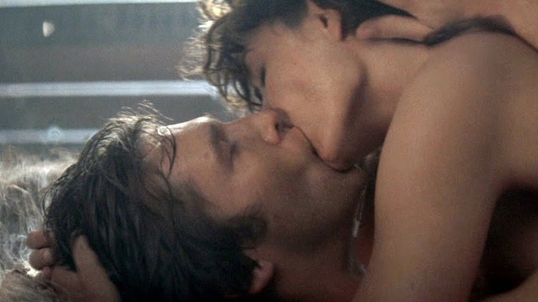 Jeff Bridges and Karen Allen kiss in "Starman"