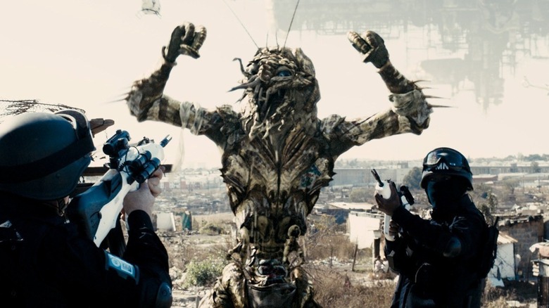 Prawn surrounded by soldiers in District 9