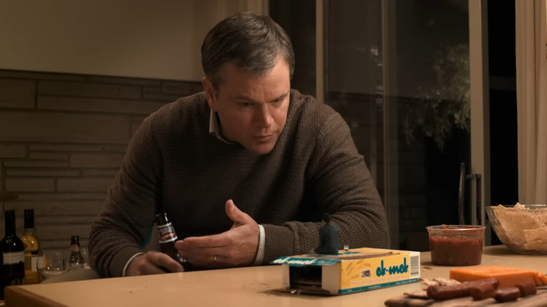 Paul (Matt Damon) talking to tiny Dave (Jason Sudeikis) in Downsizing