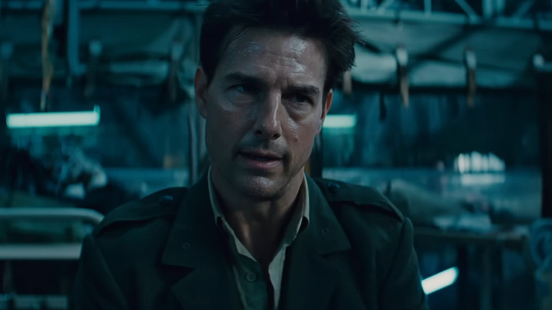 Major William Cage (Tom Cruise) talking seriously in Edge of Tomorrow