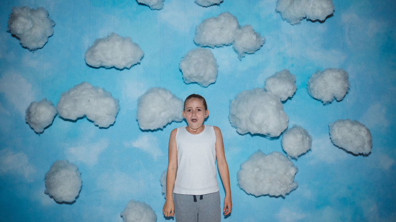 Lola Campbell as Georgie with head in clouds