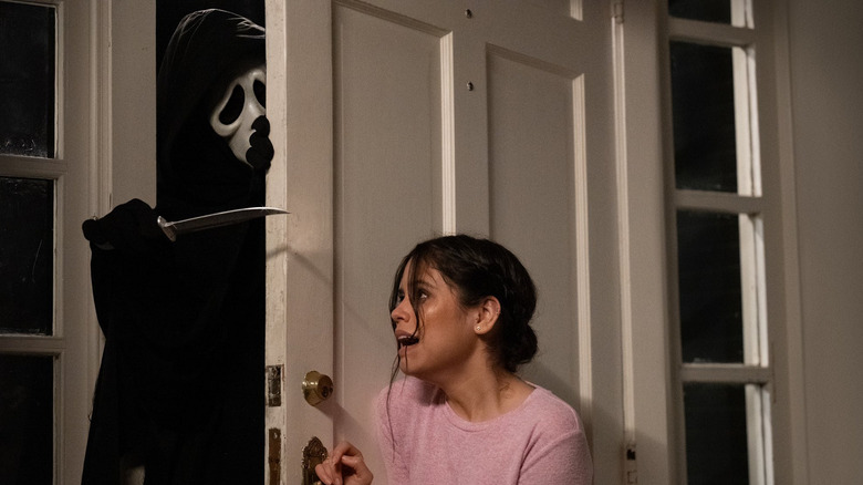 Tara (Jenna Ortega) keeps death at bay in Scream (2022)
