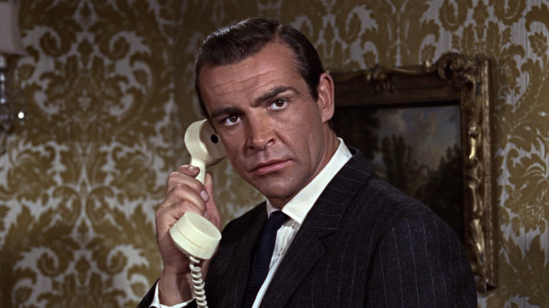 James Bond, de Sean Connery, atende o telefone da Rússia com amor